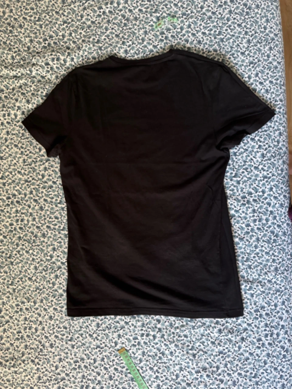 Camiseta preta com bolso cinza – photo 12